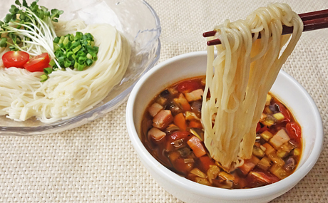 夏野菜とベーコンの温つゆそうめん セントラルフーズ